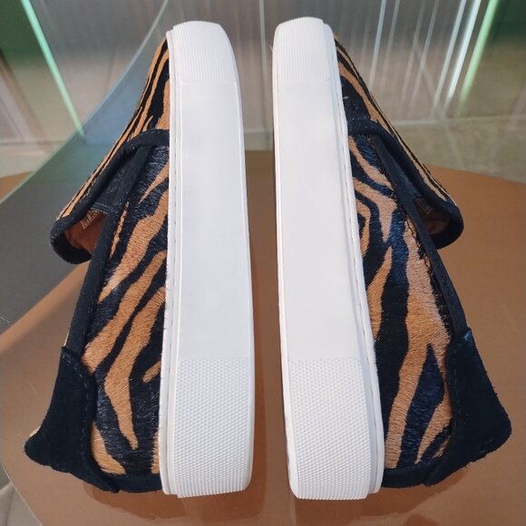 NWOB UGG slip-on shoes - Picture 3 of 8